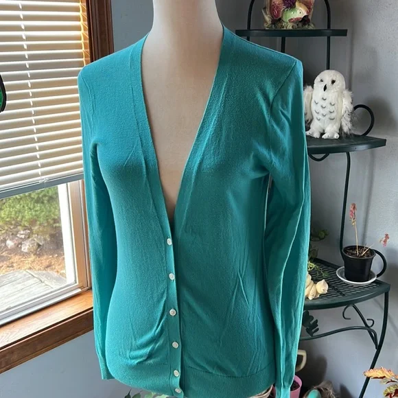 Nice Banana Republic Cardigan - Picture 2 of 10